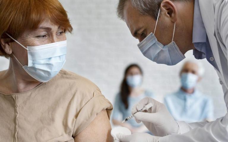 mujer-recibiendo-vacuna-inyectada-medico-masculino